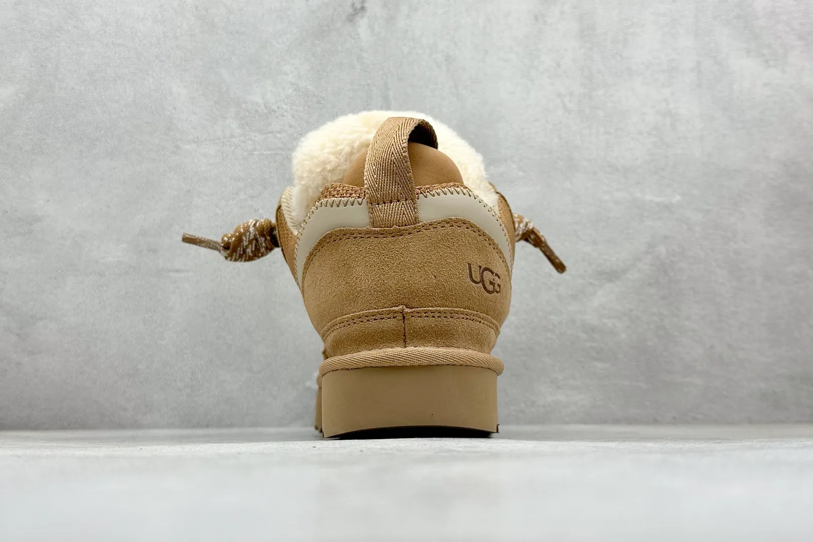 🐲💰 560 Support store UGG sheepskin all-in-one snow boots Mel style upper design, recycled ballistic canvas mesh, high-quality suede upper, two-color flat shoelaces. The inner material of the shoe is made of Longfeng sheep fur. Furry lining keeps warm and locks in heat. The sole material is a comfortable Treadlite by UGG EVA light wing outsole. Item number: 1144032 Size: 35-45